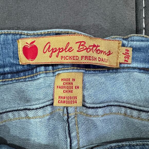 Apple Bottoms Capri Jeans Light Wash Women’s 14 Embroidered Y2K Denim - Picture 5 of 12